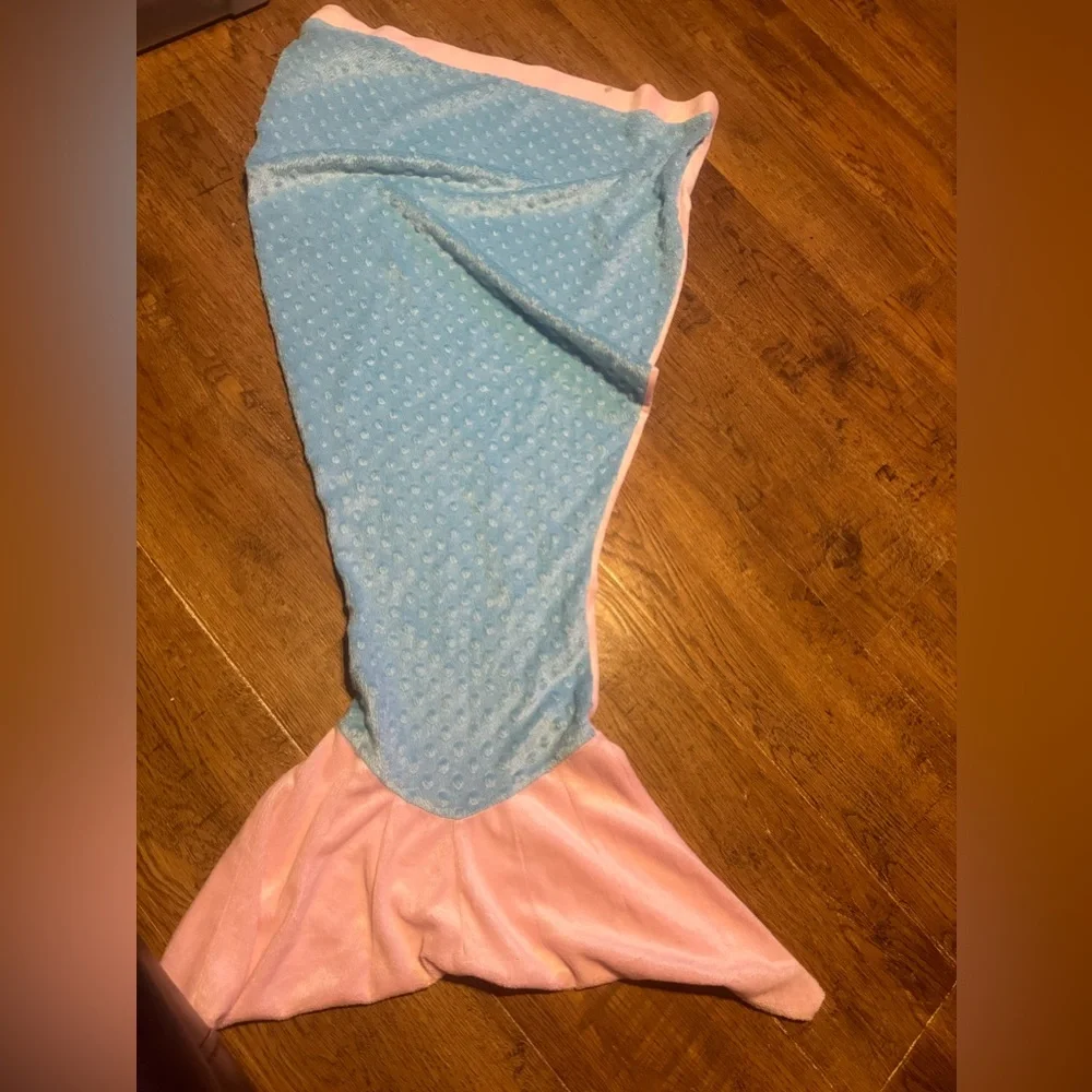Girls mermaid tail fleece blanket